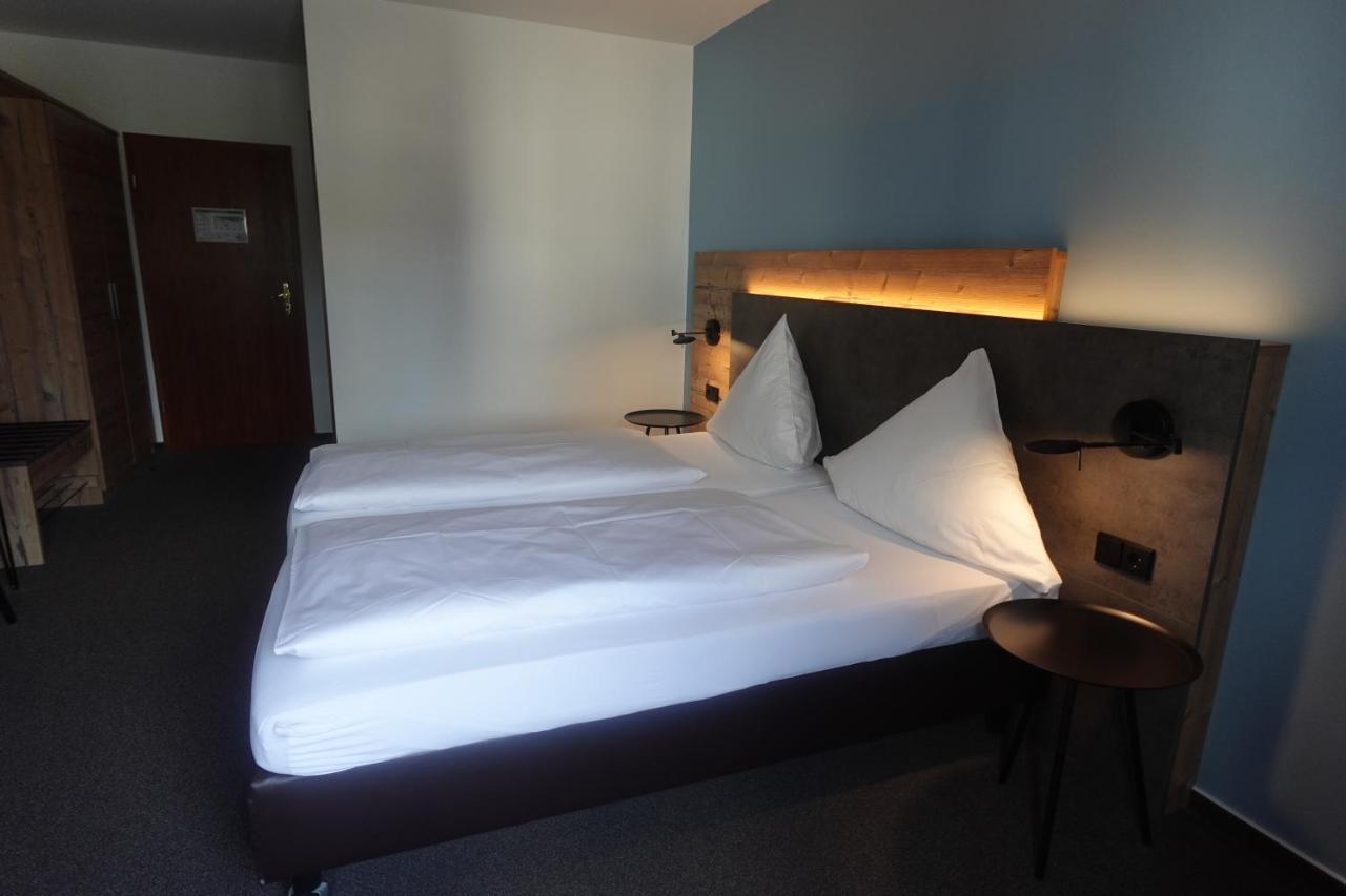 Hotel & Weinhaus Zum Schwarzen Baeren Koblenz  Bagian luar foto