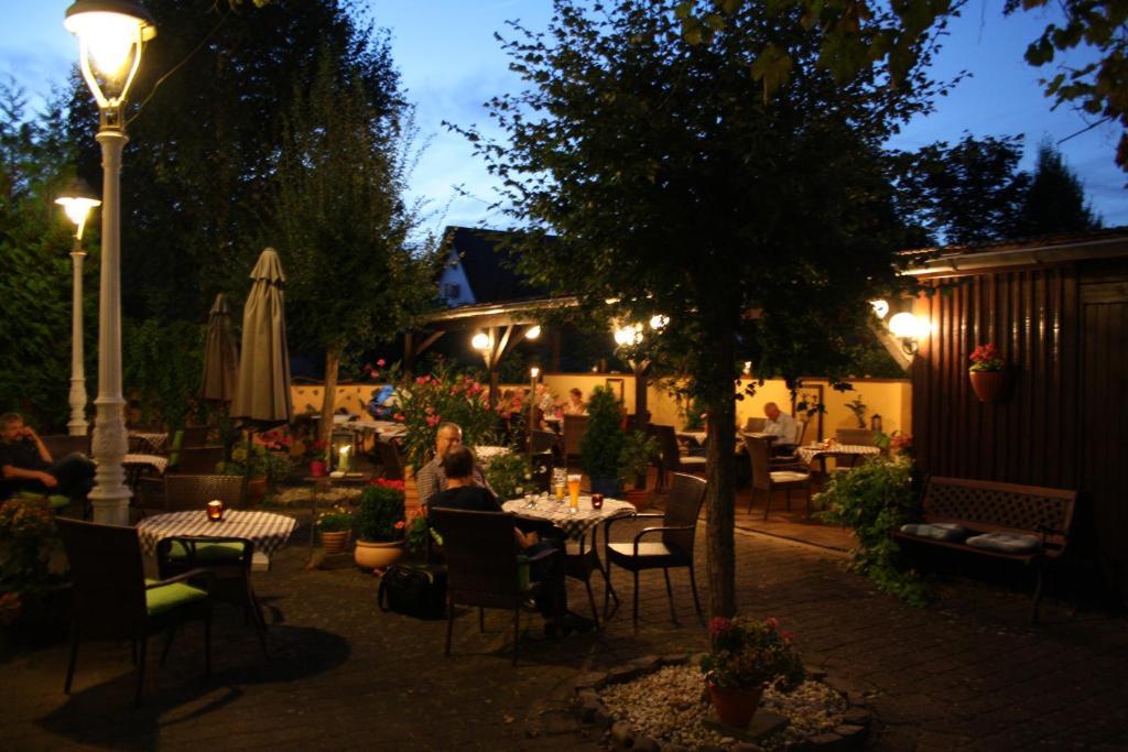 Hotel & Weinhaus Zum Schwarzen Baeren Koblenz  Bagian luar foto